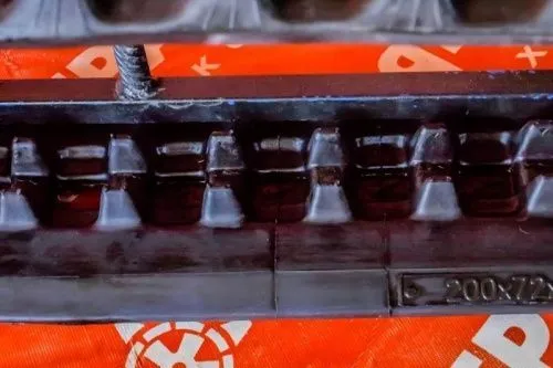 Резиновая гусеница 200x72x31 фото 3