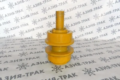 Поддерживающий каток на Komatsu D65A Поддерживающий каток на Komatsu D65A