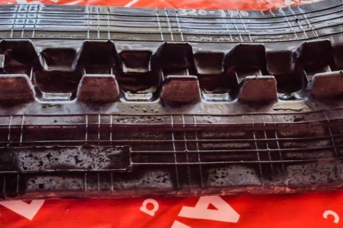 Резиновая гусеница 320x100x38 фото 3 Резиновая гусеница 320x100x38 фото 3