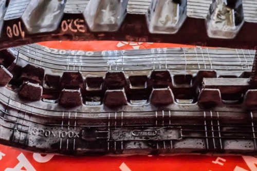 Резиновая гусеница 320x100x42 фото 3